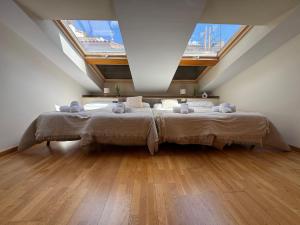 a bedroom with a large bed in a attic at Duplex Amantes in Teruel