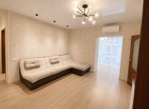 a bedroom with a large bed with a ceiling fan at Atlant luxury Big Family Perlina Apart on Golovna поряд з ТЦ Депот in Chernivtsi