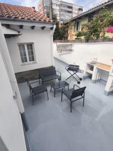 a patio with chairs and tables on a building at Casa La Cordelera in Salinas