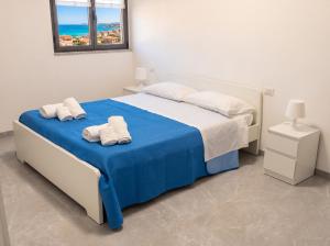 a bedroom with a bed with towels on it at Affittacamere Domus Roseto in Roseto Capo Spulico