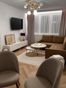 a living room with a couch and a table at Apartament Piękna in Łomża