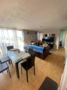 a living room with a table and a couch at Comfortable apartment steps from Portal Belloto in Quilpué