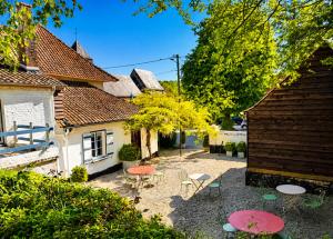 a courtyard with chairs and tables and a building at Auberge d'Inxent in Inxent