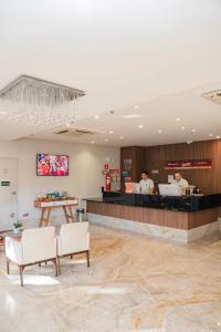 a lobby of a hotel with a reception desk at Easy Hotel Cachoeiro de Itapemirim by Atlantica in Cachoeiro de Itapemirim