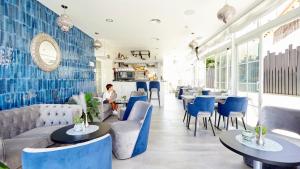 a restaurant with blue walls and tables and chairs at Nacavi Albir Aparthotel in Albir