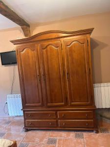 a wooden cabinet in the corner of a room at Casa Rural Villacampa (Nocito) in Nocito
