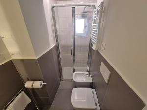 a small bathroom with a toilet and a shower at Rezzano 12 in Bonassola