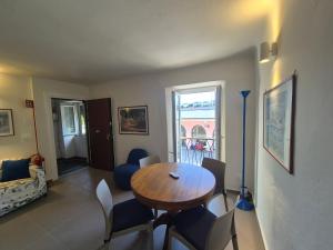 a living room with a dining room table and chairs at Rezzano 12 in Bonassola