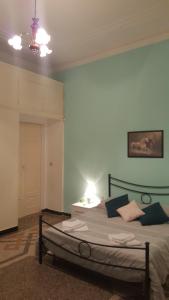 sypialnia z łóżkiem z dwoma światłami w obiekcie Royal Suite w Genui