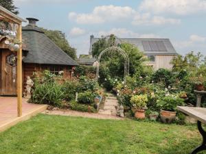 a garden with a bunch of flowers in a yard at Mei's Cottage in Exeter