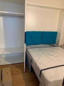 a small bed in a room with a box at Juwel am See in Castelletto di Brenzone