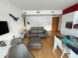 a living room with a couch and a table at Juwel am See in Castelletto di Brenzone