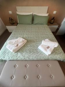 a bed with two towels on top of it at Il Ligustro by Roberto in San Giovanni Lupatoto