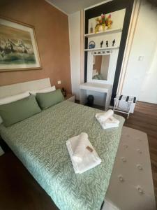 a bedroom with a bed with two towels on it at Il Ligustro by Roberto in San Giovanni Lupatoto