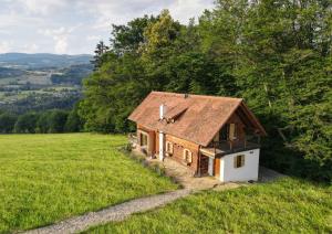 a small house on top of a field at Dazumahl schafft besondere Augenblicke für Genießer im naturnahen Private Hideaway in der Oststeiermark in Puch bei Weiz