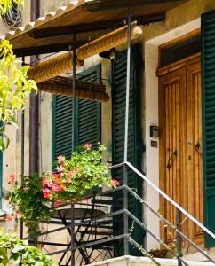 a house with a balcony with flowers on it at Corte Bargagli, dolce casa in palazzo toscano in Sarteano
