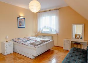 a bedroom with a bed and a window at MM Pokoje in Dziwnówek