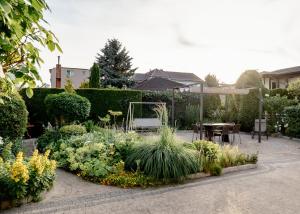 a garden with a table and chairs and plants at MM Pokoje in Dziwnówek