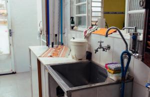 a kitchen with a sink and a mixer at Recanto D'Carvalho in Passa Quatro +16 photos