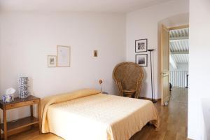 a bedroom with a bed and a table and a chair at Umbria Hideout Villa in Vescia