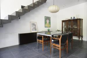 a dining room with a table and chairs at Umbria Hideout Villa in Vescia