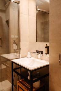 a bathroom with a sink and a mirror at Hotel Restaurant Boss in Miłosław