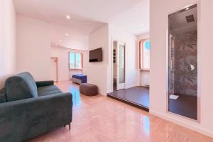 Ruang duduk di Apollo Suites