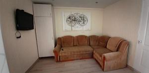 ein Wohnzimmer mit Sofa und Flachbildfernseher in der Unterkunft Rest 33 in Odessa