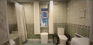 ein Badezimmer mit Toilette, Waschbecken und Badewanne in der Unterkunft Rest 33 in Odessa + 15 Fotos