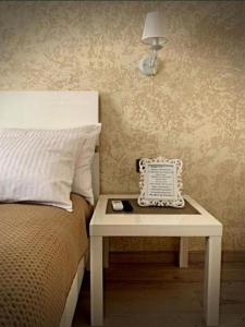 Ein Bett mit einem Tisch neben einem Bett mit einer Lampe in der Unterkunft Rest 33 in Odessa