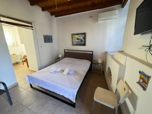 a bedroom with a bed with two towels on it at Poraika studios in Raches