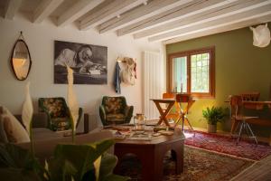 a living room with a table and chairs at Locanda Hemingway in Bassano del Grappa