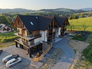 an aerial view of a house with a car at Apartamenty Etno Pieniny in Jaworki