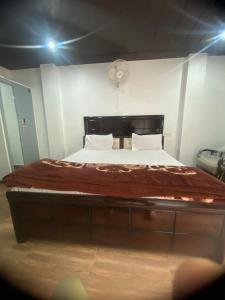 a bedroom with a large bed in a room at Pahari Trekkers in Nainital
