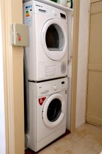 a washer and dryer stacked on top of each other at Recanto do Capucho in Conceição