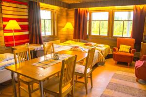 Un comedor con mesa y sillas en Merilän Kartano, en Utajärvi 42 fotos más