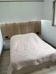 a bed in a room with a mattressvisor at Domek pod brzozami in Waszki