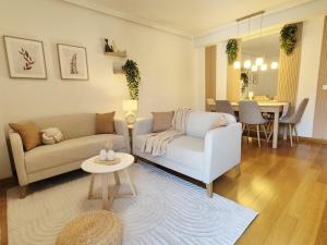 ein Wohnzimmer mit Sofa und Tisch in der Unterkunft Rosalba Pedrosa-Zona Catedral in León