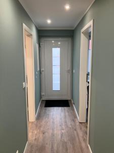 an empty room with a door and a hallway at Ferienwohnung am Woezer See in Woez