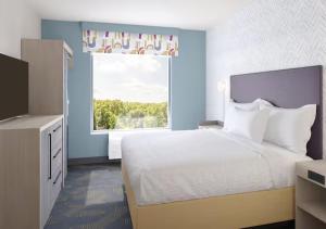 a bedroom with a large bed and a window at Home2 Suites By Hilton Hazleton in Hazleton +2 photos