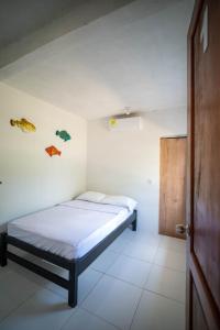 a small bedroom with a bed in a room at Cabaña la Arenosa in Coveñas