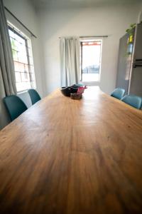 a large wooden table in a room with chairs at Cabaña la Arenosa in Coveñas