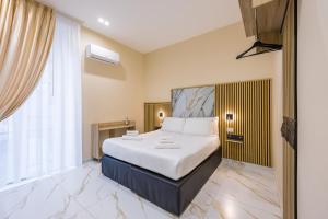 a hotel room with a large bed and a window at Bologna Rooms in Naples