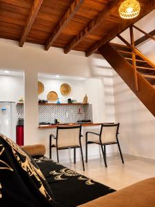 a dining room with two chairs and a table at MeldoMar chalé aconchegante na Pipa in Pipa