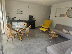 a living room with a table and chairs and a couch at Ferienwohnung Zur Alt Ave in Deggingen