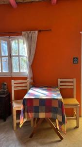 a bedroom with a table and two chairs in a room at Tale Cabaña de campo in Huacalera