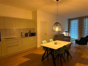 eine Küche und ein Wohnzimmer mit Tisch und Stühlen in der Unterkunft La Résidences STELLA - Magnifique Loft - Montreux in Montreux