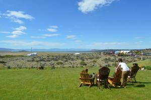 a group of people sitting in chairs in a field at Cabañas Teuepen in El Calafate