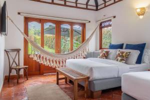 a bedroom with a hammock bed and a couch at Casa Fiorella in Villa de Leyva