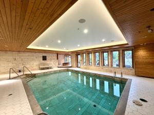 a swimming pool in a house with a ceiling at Hotel Lac Carling Spa Golf in Harrington